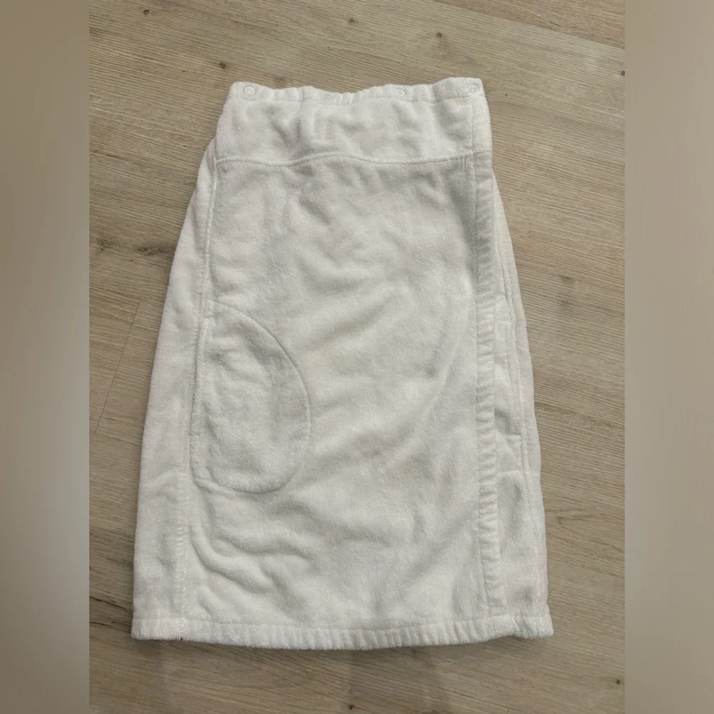 Hammacher Schlemmer wrap around towel white button pockets